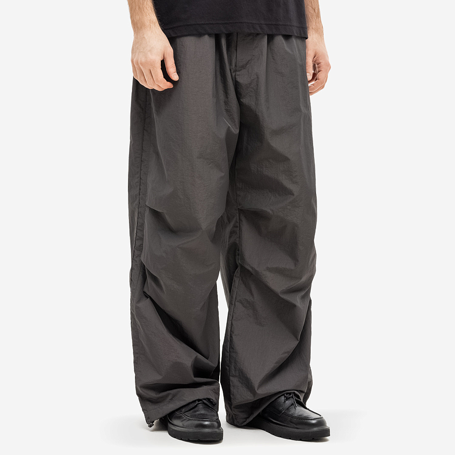 Брюки SSSTEIN NYLON TWILL CARGO EASY TROUSERS Charcoal - 2 фото Брюки SSSTEIN NYLON TWILL CARGO EASY TROUSERS в интернет магазине Peakwww.peakstore.ru - 2 фото
