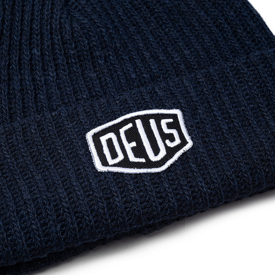 Шапка DEUS EX MACHINA SHIELD BEANIE - 2 фото Шапка DEUS EX MACHINA SHIELD BEANIE в интернет магазине Peakwww.peakstore.ru - 2 фото
