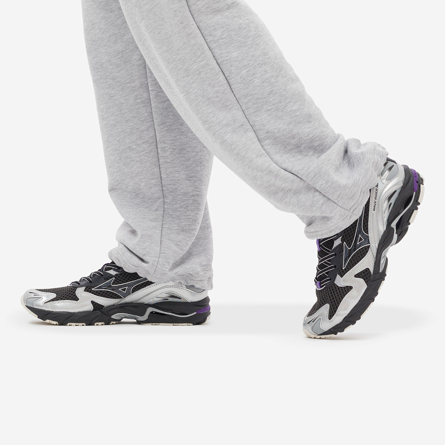 Кроссовки MIZUNO WAVE RIDER 10 BLACK/BLACK SAND/PURPLE HAZE - 3 фото Кроссовки MIZUNO WAVE RIDER 10 в интернет магазине Peakwww.peakstore.ru - 3 фото