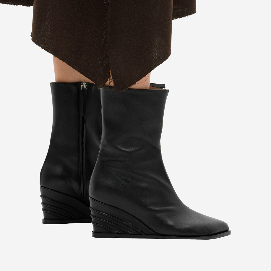 Сапоги Niccolo Pasqualetti OBLIQUA ANKLE WEDGE BOOTS BLACK - 2 фото Сапоги Niccolo Pasqualetti OBLIQUA ANKLE WEDGE BOOTS в интернет магазине Peakwww.peakstore.ru - 2 фото