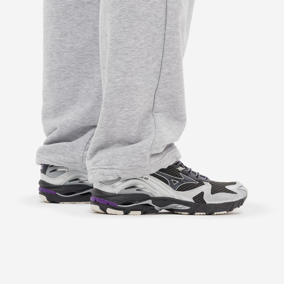Кроссовки MIZUNO WAVE RIDER 10 BLACK/BLACK SAND/PURPLE HAZE - 2 фото Кроссовки MIZUNO WAVE RIDER 10 в интернет магазине Peakwww.peakstore.ru - 2 фото