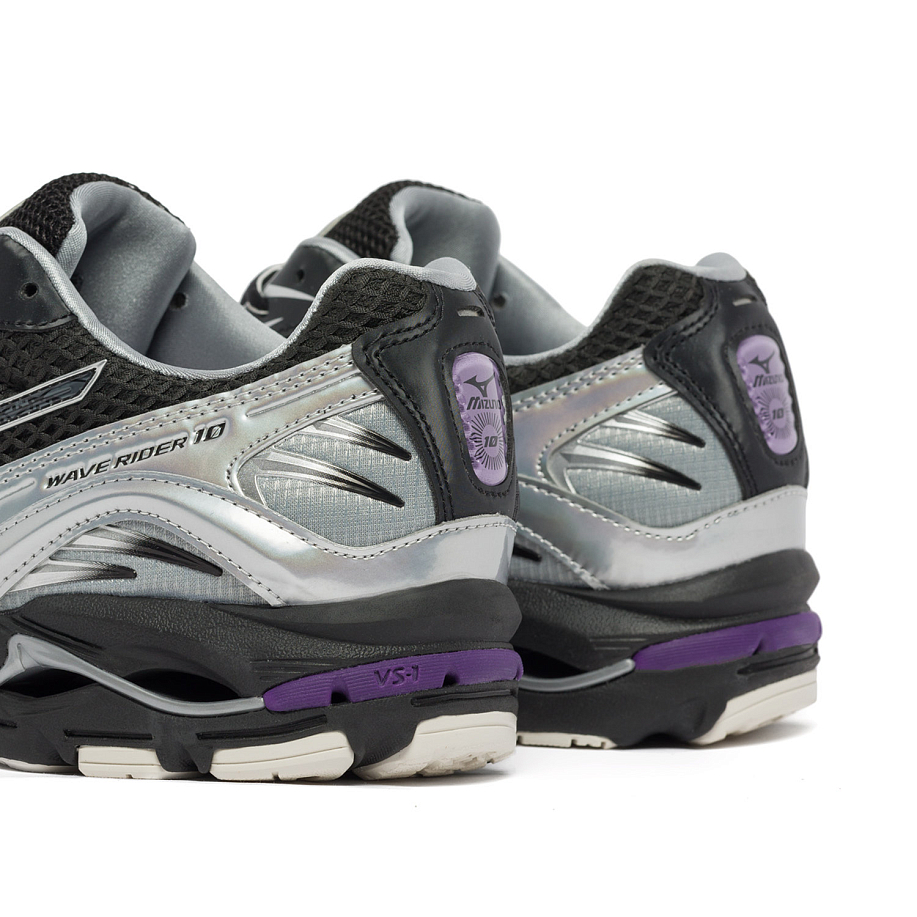 Кроссовки MIZUNO WAVE RIDER 10 BLACK/BLACK SAND/PURPLE HAZE - 6 фото Кроссовки MIZUNO WAVE RIDER 10 в интернет магазине Peakwww.peakstore.ru - 6 фото